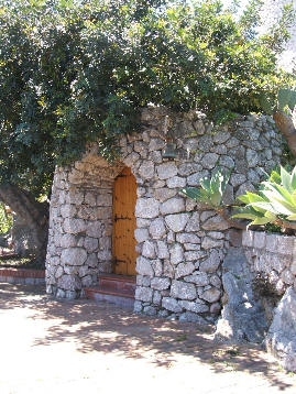 Rocca di Capri Leone - La piccola Chiesa presso il Santuario
