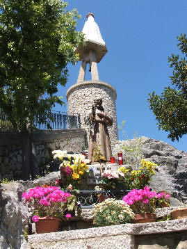 Rocca di Capri Leone - La Statua di Padre Pio - Santo - e la Madonna del Tindari presso il Santuario