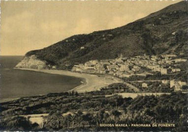 Panorama della spiaggia e della citt in un fotogramma storico risalente all'anno 1952