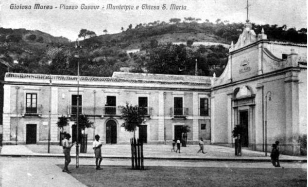Piazza Cavour, Comune e Chiesa S. Maria nella citt siciliana di gioiosa marea in una vecchissima e storica foto