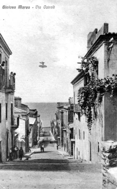 Via Francesco Crispi ex Cairoli in una antichissima foto. La citt  gioiosa marea, paese situato sul mare tirreno (sullo sfondo) in sicilia