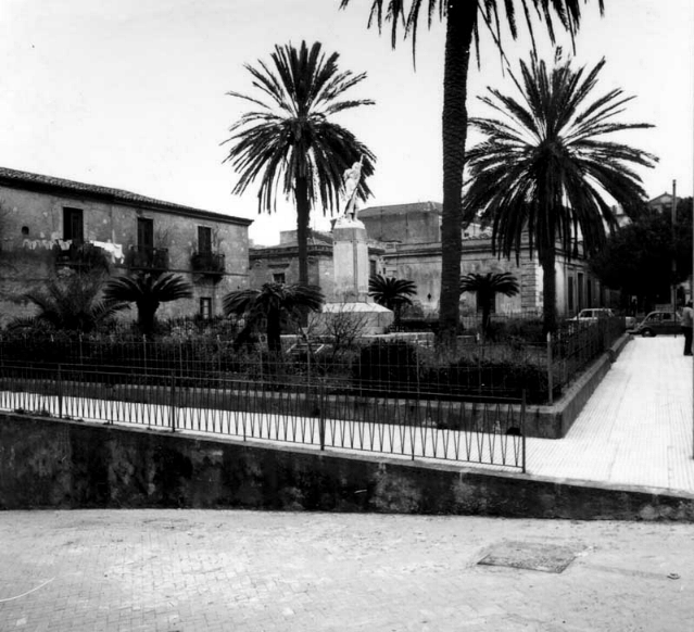 Un antica foto in bianco e nero di piazza monumento a gioiosa marea, graziosa cittadina siciliana sul mare appartenente alla provincia di messina