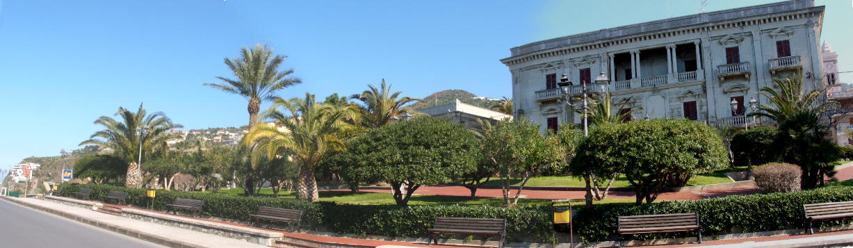 Una foto panoramica che contempla l'attuale sede municipale di Gioiosa Marea e l'annessa villa canape', luogo suggestivo e panoramico della nota citt siciliana