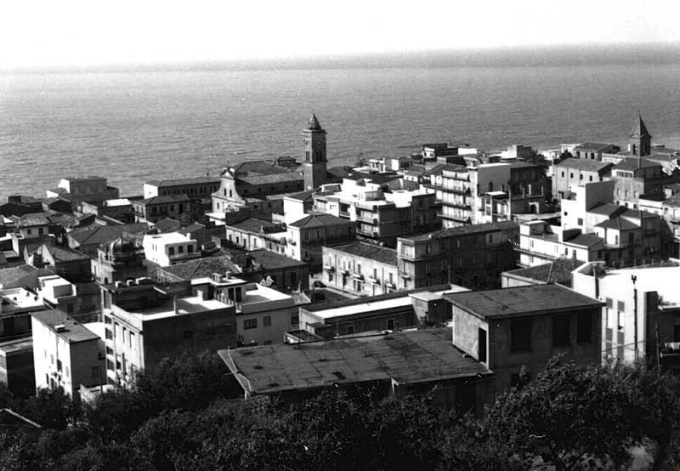 Veduta degli anni 60 della bella citt siciliana di Gioiosa Marea situata in provincia di Messina di fronte alle Isole Eolie