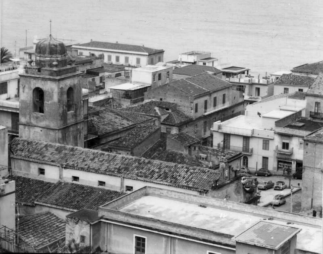 Particolare panorama relativo agli anni 60 della graziosa e turistica citt di Gioiosa Marea in Sicilia - provincia di Messina