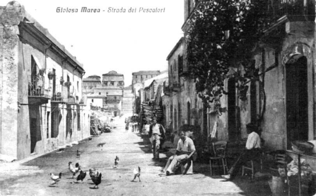 foto storica della via garibaldi a gioiosa marea in sicilia - messina, chiamata in gergo strada dei pescatori