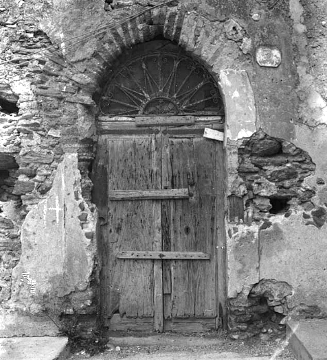 Storico e bellissimo portico in un'antica porta facente parte di una costruzione antica situata a gioiosa marea in sicilia (messina)