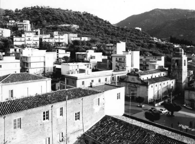 un vecchio panorama della citt siciliana ed antica di gioiosa marea (messina) in una foto scattata negli anni 70