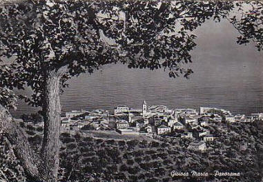 Una foto antica di gioiosa marea che riproduce un panorama della citt che si affaccia sul mare. La foto  datata 1953