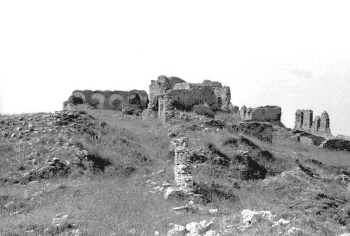 Le rovine di gioiosa guardia che rappresentano un'importanza testimonianza storica della citt di gioiosa marea (sicilia)