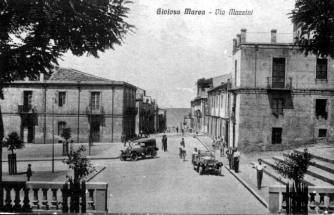 Via Mazzini a gioiosa marea (sicilia) in una vecchissima foto degli inizi del 1900. Una prova ne viene data dalle vetture d'epoca del tempo