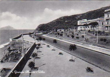 La villa canap di gioiosa marea in una foto storica. Di fronte il belvedere da dove si pu ammirare un panorama mozzafiato