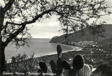 panoramica foto di gioiosa marea datata 1951. la storica immagine descrive la citt quasi abbracciata dal suo attiguo mare