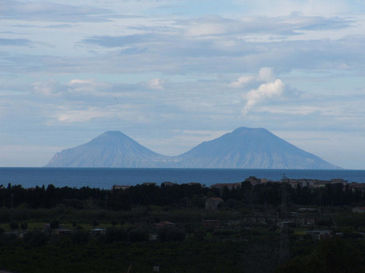 L'Isola di Salina vista da Rocca di Capri Leone