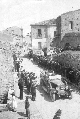 Benito Mussolini rende visita alla citt siciliana di San Fratello (Messina)