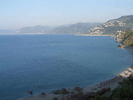 Costa Tirrenica Capo d'Orlando - Brolo Una fotografia che coglie il lungo e suggestivo tratto di litorale tirrenico che da Capo d'orlando arriva a Brolo