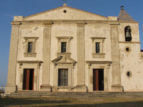 Capo d'Orlando - la chiesa sul Santuario del Monte della Madonna La chiesa del Monte della Madonna nota per la feste del 15 agosto (per i turisti) e del 21 Ottobre