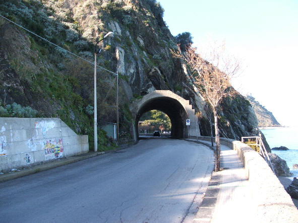 Capo d'Orlando - Galleria nella baia di San Gregorio La caratteristica Galleria nella incantevole baia di San Gregorio a Capo d'Orlando