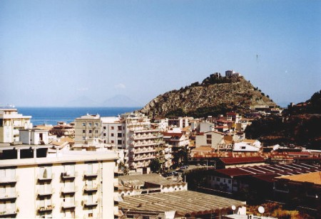 Capo d'Orlando - Il Monte della Madonna ed il Santuario Capo d'Orlando - Scorcio della cittą con il Monte della Madonna. Sullo sfondo l'attigua spiaggia del Lungomare Andrea Doria