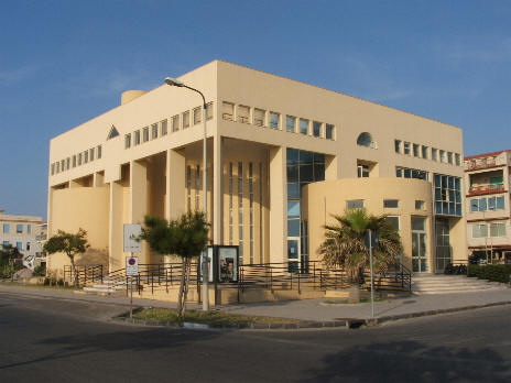 Il Cineteatro di Capo d'Orlando posto sul Lungomare Andrea Doria Il Cineteatro di Capo d'Orlando posto in cui si svolgo diverse manifestazioni teatrali durante tutto l'anno grazie anche all'associazione Rosso di San Secondo