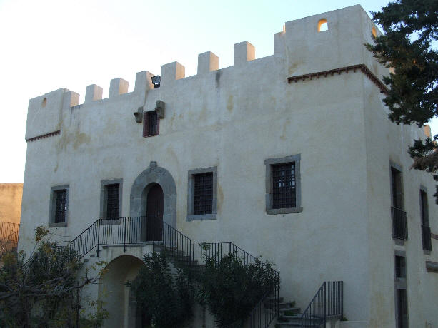 Capo d'Orlando - Il Castello Bastione L'antico castello Bastione di Capo d'Orlando laddove vengono organizzate vari eventi annuali. Si trova nella Contrada Piscittina