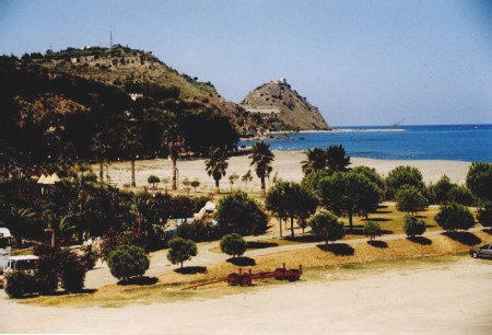 Una fotografia che ritrae, contestualmente, Villa Bagnoli ed il Monte della Madonna. La citt  Capo d'Orlando