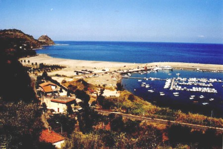 Capo d'Orlando - Porto e baia di San Gregorio Capo d'Orlando - Il vecchio Porto di Capo d'Orlando come era prima dei lavori di ristrutturazione