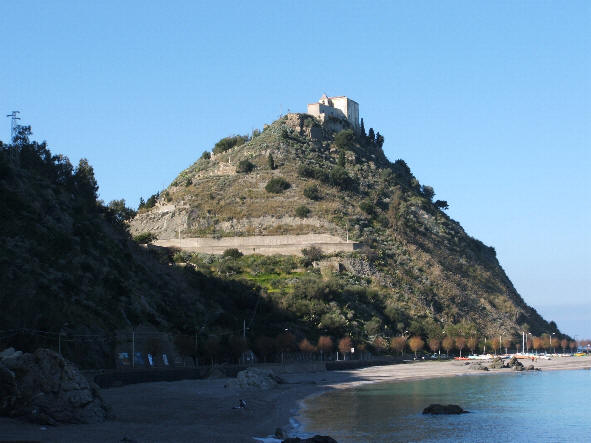 Il Monte della Madonna uno dei diversi simboli di Capo d'Orlando insieme al faro