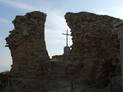 Capo d'Orlando - Ruderi presso la Chiesa del santuario sul Monte Uno dei diversi ruderi esistenti accanto alla Chiesa del santuario sul Monte della Madonna nella localitą di Capo d'Orlando