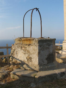 Capo d'Orlando - Ruderi presso la Chiesa del santuario sul Monte Alcuni resti (ruderi) d'importanza storica presenti accanto alla chiesetta della Madonna di Porto Salvo sul Monte di Capo d'Orlando