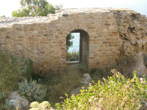 Capo d'Orlando - Ruderi presso la Chiesa del santuario sul Monte Alcuni storici ed antichi ruderi che insistono presso la Chiesa del santuario sul Monte nella cittą turistica di Capo d'Orlando