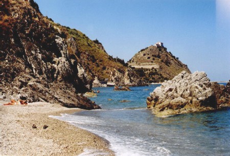Tratto litorale di San Gregorio a Capo d'Orlando (Sicilia - Prov. Messina) con bellissimi scogli in acqua