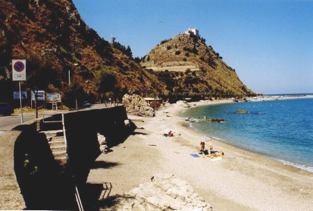 Capo d'Orlando Spiaggia di San Gregorio e Monte della Madonna La bellissima spiaggia di San Gregorio ed il Monte della Madonna, due delle tante peculiarità della nota località turistica siciliana di Capo d'Orlando
