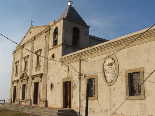 Capo d'Orlando - Veduta complessiva della Chiesa sul Monte Il Monte della Madonna e piccola chiesetta che domina la cittą di Capo d'Orlando. Il 21 Ottobre ed il 15 Agosto in questo luogo si celebra la festa della Madonna di Porto Salvo