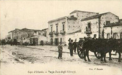 Una caratteristica fotografia storica di Piazza Duca degli Abruzzi, a Capo d'Orlando, con un carretto siciliano