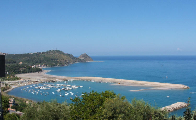 Una veduta di San Gregorio e del vecchio porto turistico di Capo d'Orlando