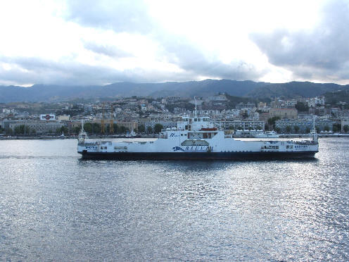 Traghetto sullo Stretto di Messina (Sicilia - Italia)