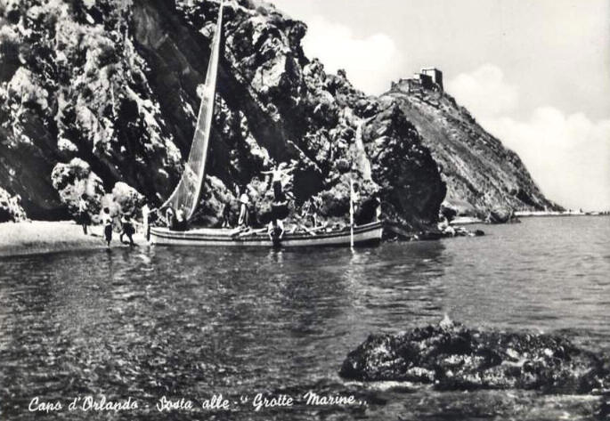 Una affascinante foto estiva di Capo d'Orlando del 1957 scattata nei pressi degli scogli attigui alla galleria. Presenta anche barca a vela