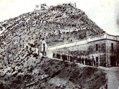 Capo d'Orlando - una singolare processione in occasione della festa della madonna. Le persone scendono dal monte vesro la cittą