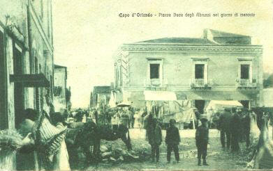 Un Mercato dell'epoca che si teneva nella Piazza Duca degli Abruzzi a Capo d'Orlando oggi fulcro della cittą