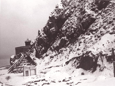 Un paesaggio insolito con la neve che è arrivata a capo d'orlando. il tratto è quello del faro