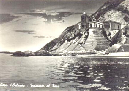 Uno spettacolare tramonto ripreso in una brillante fotografia storica del faro che porta la data del 1950