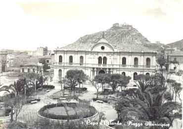 La sede municipale di Capo d'Orlando e la vicina villa comunale. La foto storica č stata fatta nel 1950