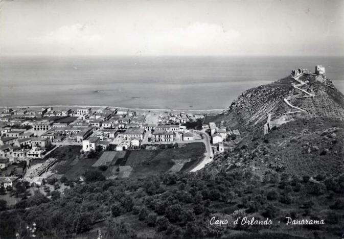 Un prorompente panorama della cittą turistica di Capo d'Orlando in una foto d'epoca che racchiude parte del paese, il Monte Madonna ed il mare