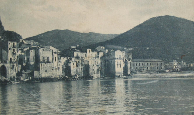 Un'antica veduta della storica citt� di Cefal� vista dal mare - Sicilia