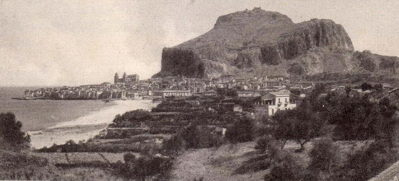 Un incantevole panorama dell'epoca della citt� di Cefal� con mare e Monte di Piet�