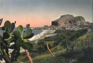 Un particolare panorama di di Cefal e del Monte di Piet. A sinistra il classico frutto del fico d'india