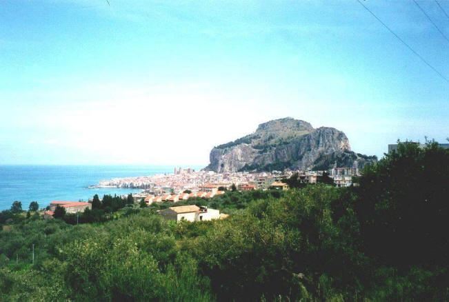 Panorama della citt di Cefal - Sicilia sullo sfondo il mare ed il Monte dir Piet