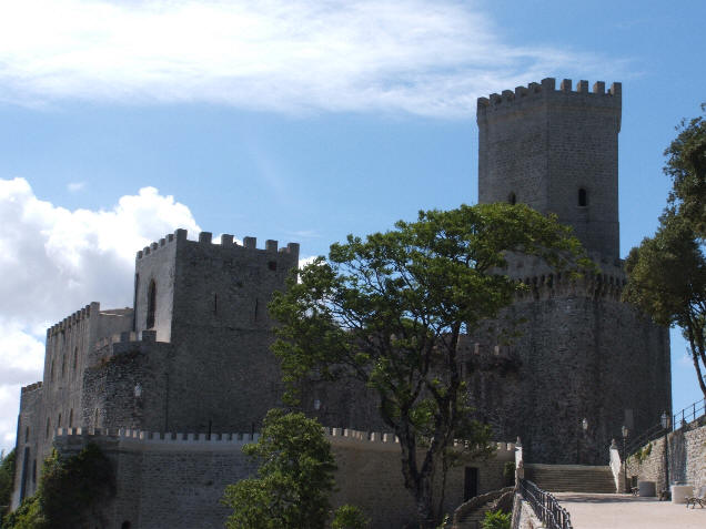 Il castello e le torri di Erice in provincia di Trapani in Sicilia