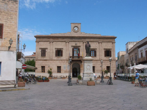 Municipio e Piazza a Favignana (Trapani) nelle isole Egadi